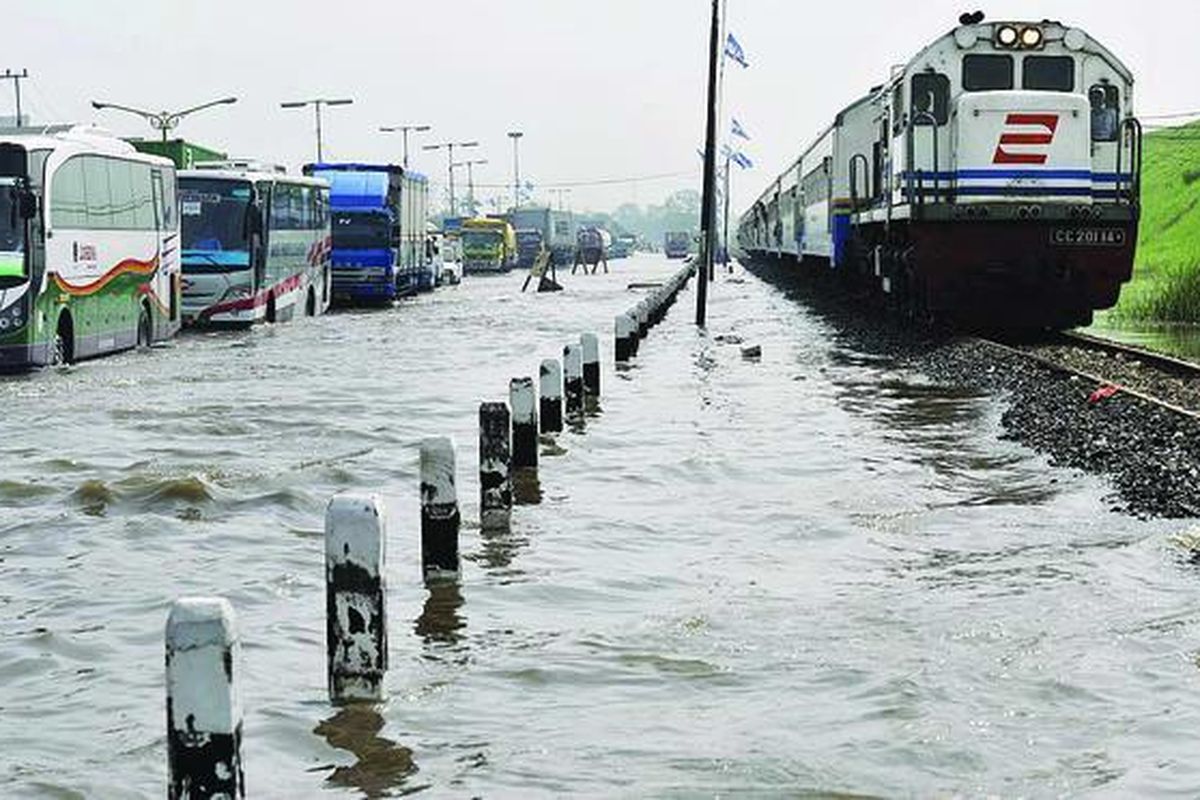 Antrean panjang kendaraan melewati banjir di Jalan Raya Porong, di dekat tanggul penahan lumpur panas di Sidoarjo, Jawa Timur, Senin (19/4). Di sepanjang jalan yang dilanda banjir itu juga bermunculan gelembung gas metan.