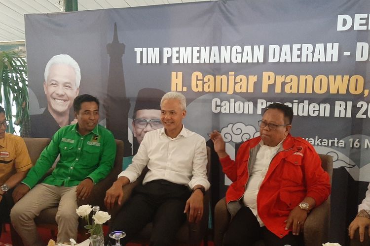 Calon Presiden Ganjar Pranowo saat menghadiri acara deklarasi Tim Pemenangan Daerah DIY di Pendopo Royal Ambarrukmo Yogyakarta. Deklarasi ini dihadiri partai pengusung pasangan Ganjar Pranowo - Mahfud MD dan para relawan.