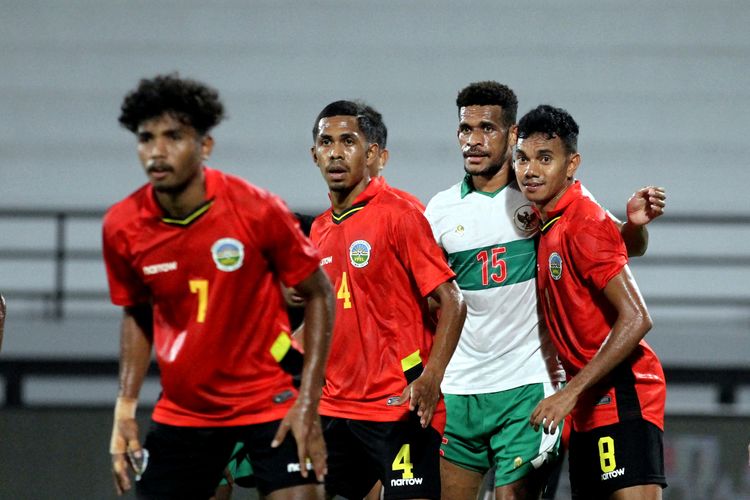 Pemain Timnas Indonesia Ricky Kambuaya dijaga ketat pemain Timnas Timor Leste saat pertandingan ujicoba dalam rangka FIFA Matchday yang berakhir dengan skor 0-3 di Stadion Kapten I Wayan Dipta Gianyar, Minggu (30/1/2022) malam. 