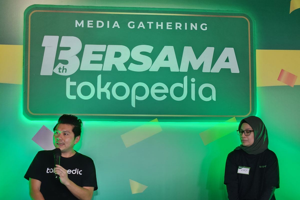 CTO Tokopedia, Herman Widjaja (kiri) dan External Communications Senior Lead Tokopedia, Rizky Juanita Azuz (kanan) dalam acara Media Gathering 13ersama Tokopedia yang digelar di Jakarta, Kamis (18/8/2022). 