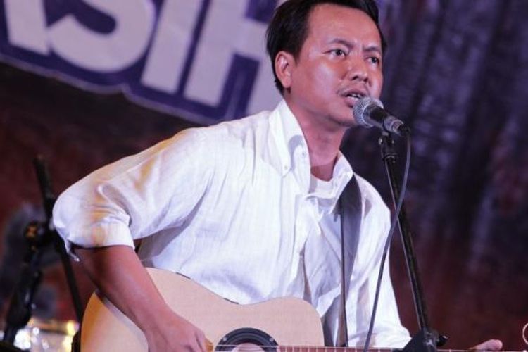 Cholil Mahmud, vokalis band Efek Rumah Kaca, mengisi acara Rock The Vote di Rolling Stone Cafe, Jakarta Selatan, Selasa (22/1/2013). Acara ini merupakan ajang pengumpulan dana secara kolektif untuk pasangan calon gubernur dan wakil gubernur Jawa Barat nomor urut lima, Rieke Dyah Pitaloka dan Teten Masduki. 