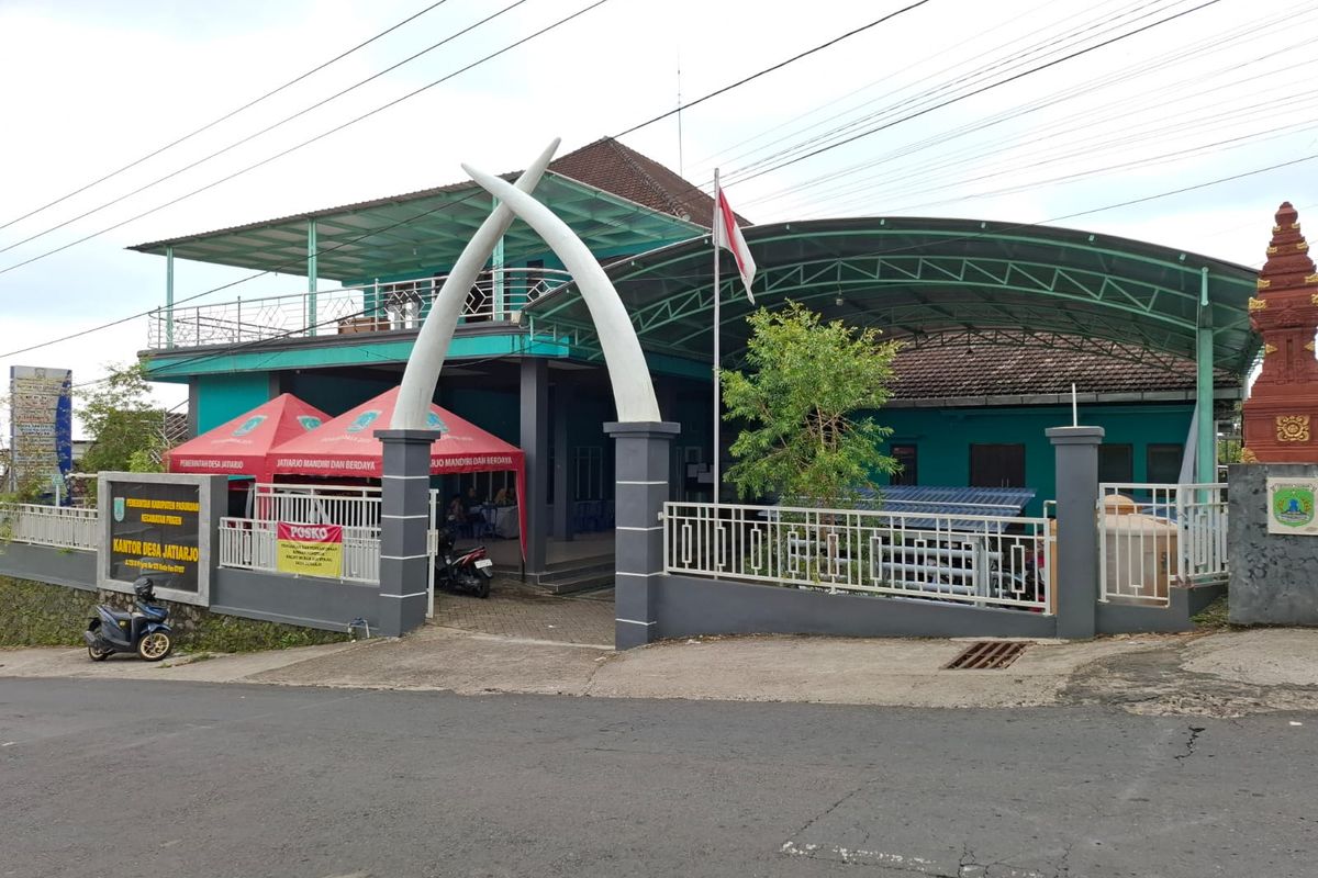 Pemerintah Desa Jatiarjo, Kecamatan Prigen, Kabupaten Pasuruan, Jawa Timur menolak hadirnya toko modern guna melindungi toko tradisional atau toko kelontong serta pedagang sayur, Senin (19/05/2025) 