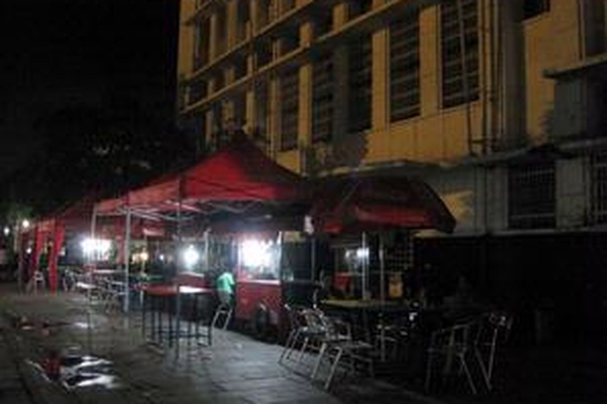 Beginilah suasana uji coba Wisata Malam. Pemandangan ini terjadi di malam Imlek tahun ini. Meski di Taman Fatahillah dan Kalibesar orang banyak berkerumun, kebanyakan pelajar, namun bisnis kuliner yang bukan PKL cuma jadi tontonan.