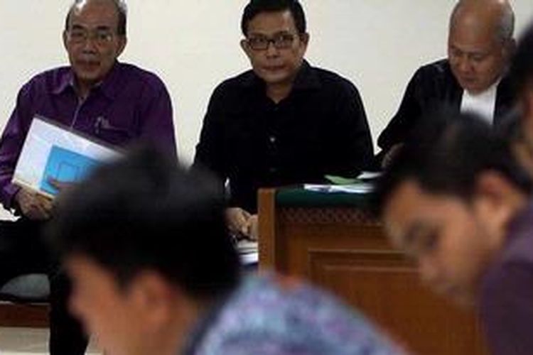 Pengadilan Tindak Pidana Korupsi (Tipikor), Jakarta, Rabu (8/5/2013) menggelar sidang kasus suap daging impor di Kementerian Pertanian, dengan dua tersangka,  yakni Direktur PT Indoguna Utama Juard Effendi (kiri) dan Arya Effendi (dua dari kiri). Sidang dengan agenda mendengarkan keterangan saksi ini menghadirkan enam orang saksi, diantaranya Soewarso "orang deket" Menteri Pertanian . 