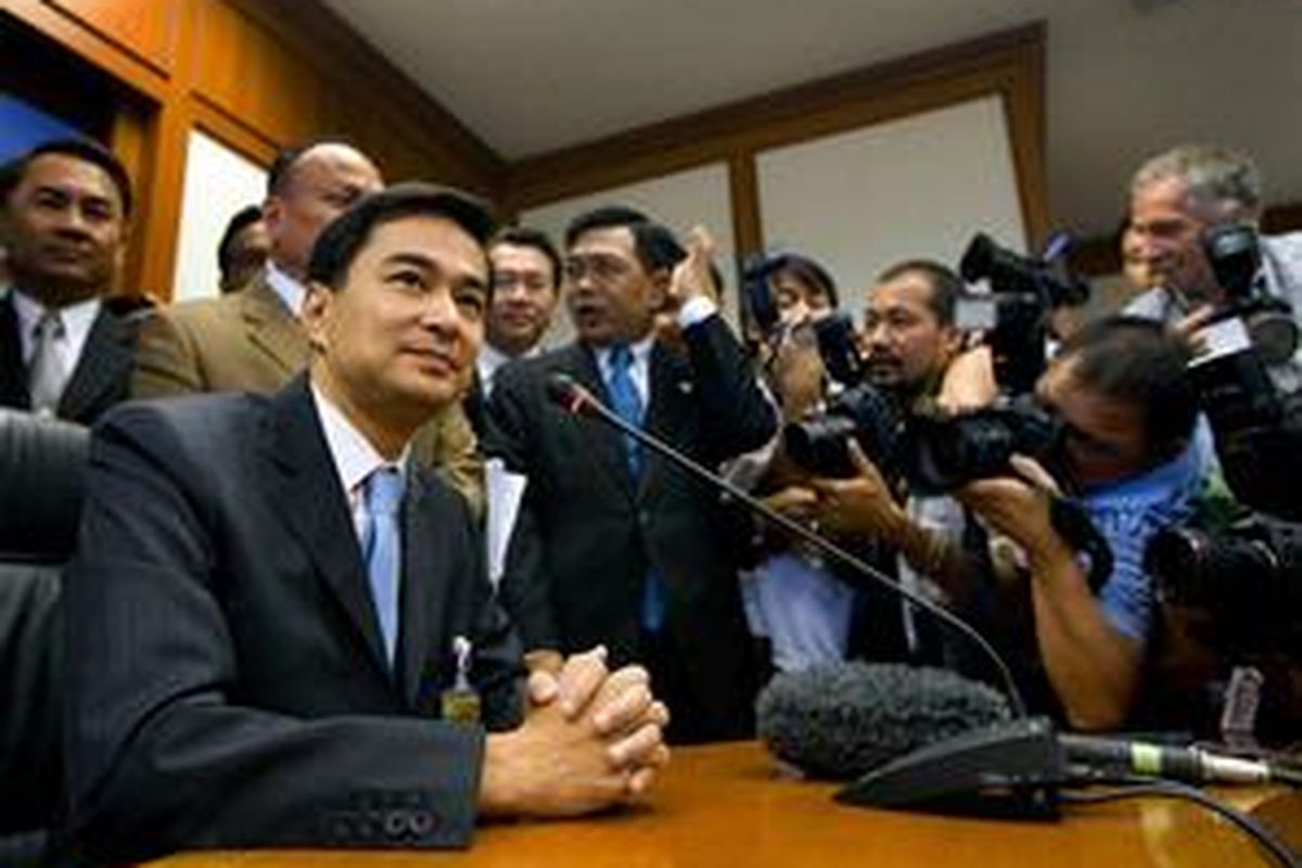 Perdana Menteri Thailand Abhisit Vejjajiva mengadakan konferensi pers usai terpilih, Senin (14/12).