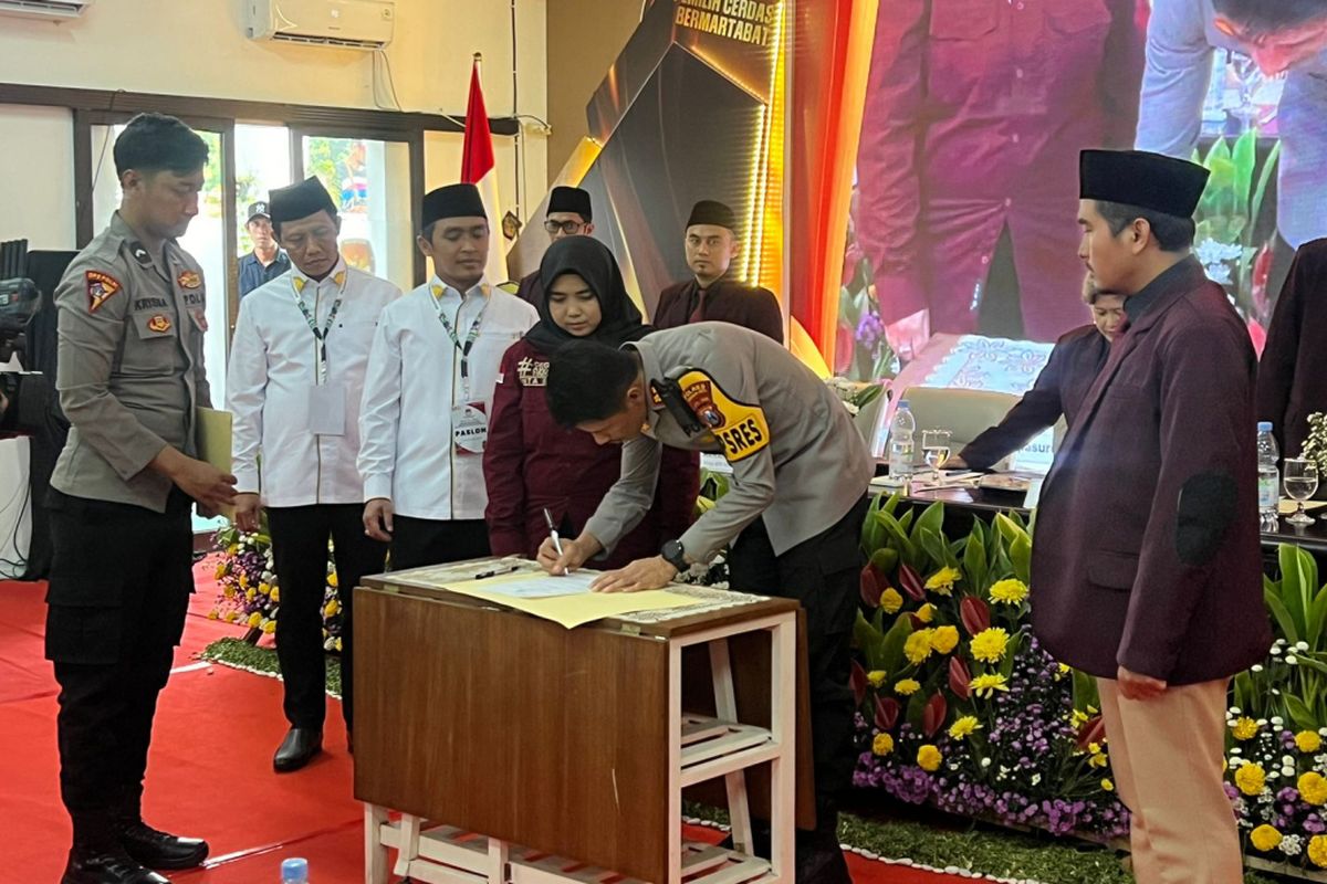 Kapolres Pasuruan Kota AKBP Davis Busin menugaskan personelnya untuk menjadi walpri pada paslon Adi-Nawawi serta pada ketua KPU dan Bawaslu Kota Pasuruan, Senin (23/24/2024) 