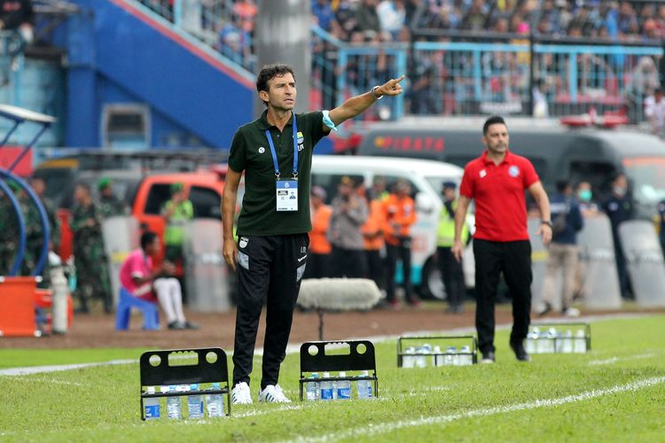 Pelatih Persib Bandung Luis Milla memberi intruksi pemain saat pertandingan pekan ke-9 Liga 1 2022-2023 melawan Arema FC yang berakhir dengan skor 1-2 di Stadion Kanjuruhan Kepanjen, Kabupaten Malang, Minggu (11/9/2022) sore. Terkini, Luis Milla akan kembali mendampingi Persib Bandung dalam laga lanjutan Liga 1 2022-2023 kontra Persija Jakarta. Laga Persib vs Persija dijadwalkan berlangsung di Stadion Gelora Bandung Lautan Api pada Minggu (2/10/2022) sore WIB.