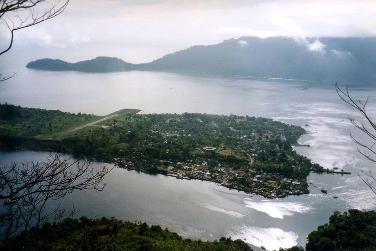 Kota Banda Neira dilihat dari Gunung Api di Kepulauan Banda, Maluku, Indonesia