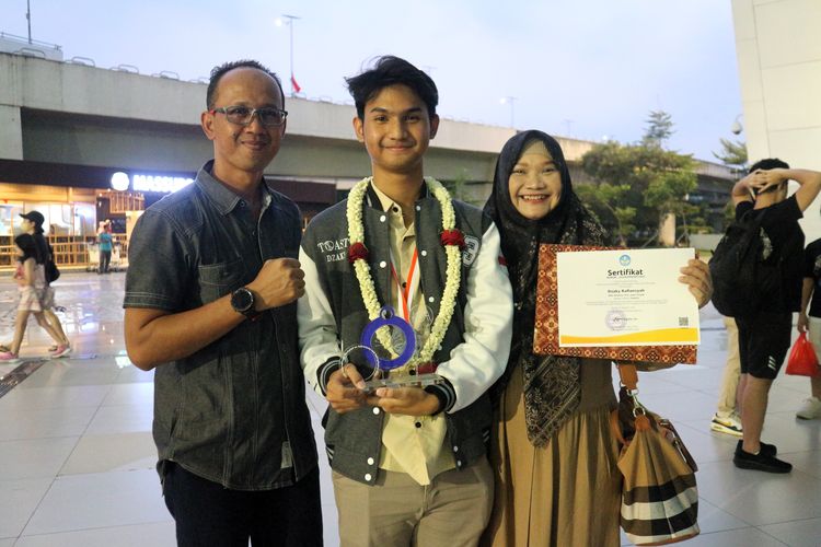 Dzaky Rafiansyah (tengah), siswa SMA Semesta, Semarang, meraih medali perak dan Best International Team dalam ajang IOAA ke-16 yang digelar pada 10-20 Agustus 2023 di Chorzow, Polandia.