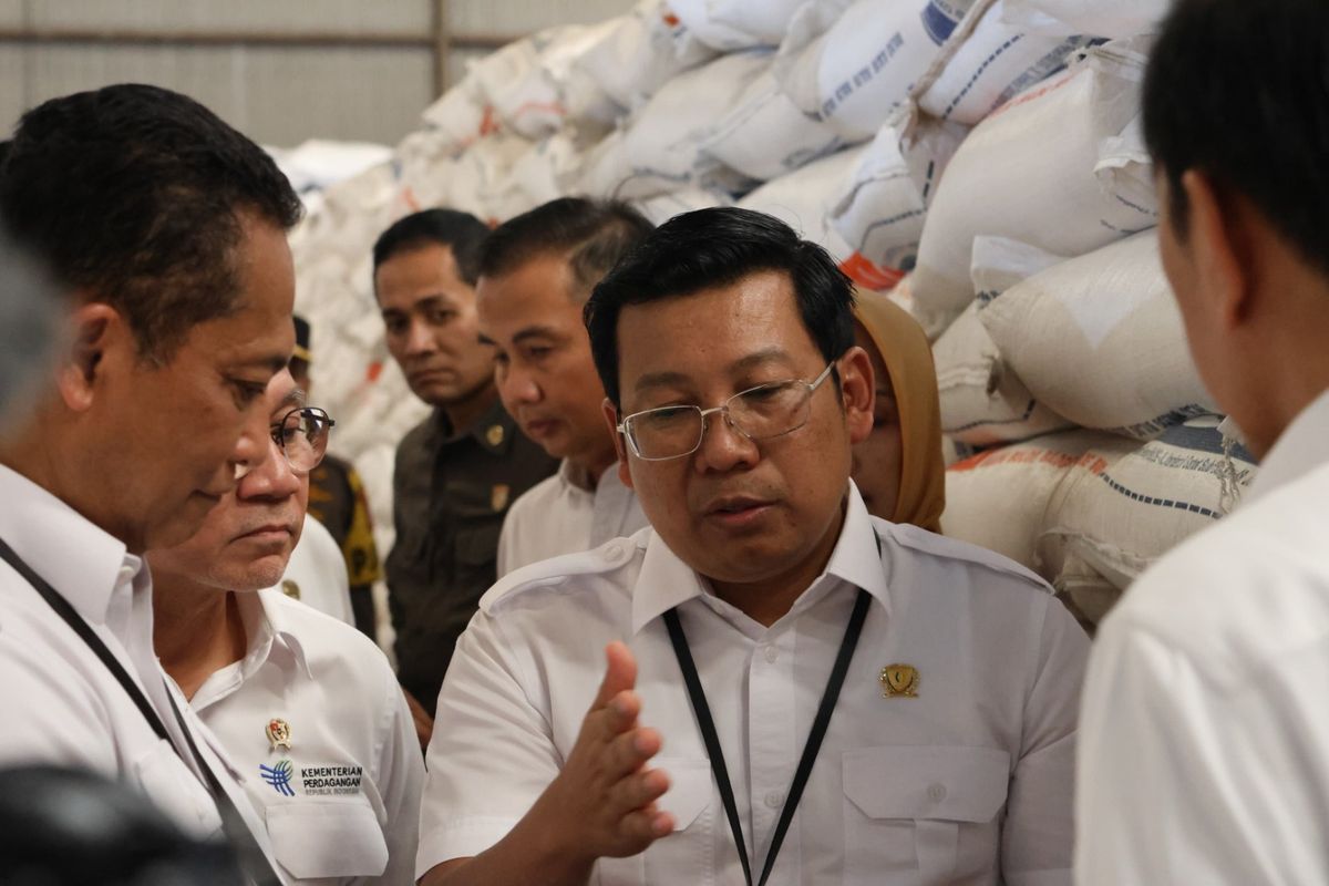 Kepala Bapanas Arief Prasetyo Adi saat mengecek stok beras