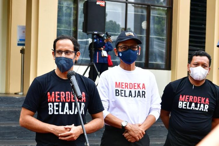 Mendikbud Ristek Nadiem Makarim dalam kunjungan kerjanya ke beberapa lokasi di Bandung, Jawa Barat.