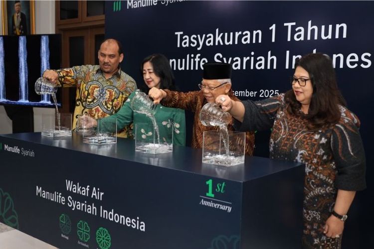 Dari kiri ke kanan, Fauzi Arfan, Presiden Direktur Manulife Syariah Indonesia, Lauren Sulistiawati, Presiden Direktur Manulife Indonesia,, K.H Ma&rsquo;ruf Amin, Ketua Dewan Pengawas Syariah Manulife Syariah Indonesia dan Novita Rumngangun, Wakil Presiden Direktur Manulife Indonesia dan Dewan Komisaris Manulife Syariah Indonesia.