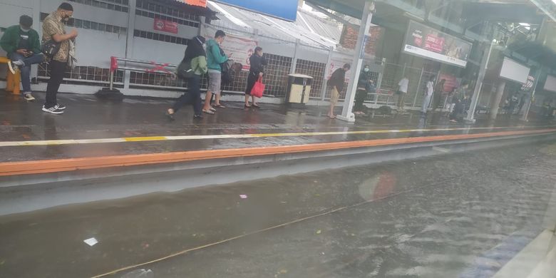 Banjir Rendam Jalur Rel Stasiun Tebet Perjalanan Krl Dari Bogor Hanya Sampai Pasar Minggu Halaman All Kompas Com<script async src=