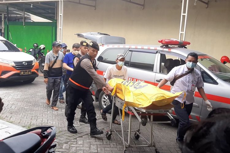 Korban dibawa ke ruang jenazah RSUD dr. Haryoto Lumajang