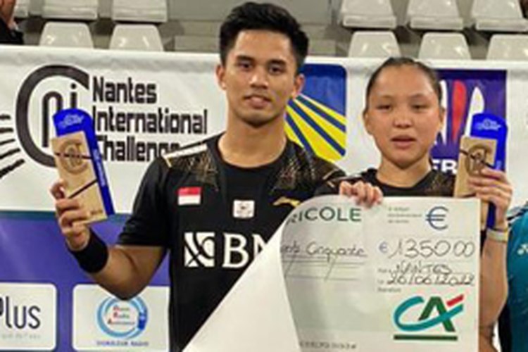 Amri Syahnawi/Winny Oktavina merayakan gelar juara Nantes International Challenge 2022 seusai memenangi final kontra wakil Thailand, Ratchapol Makkasasithorn/Jhenicha Sudjaipraparat di La Trocardiere, Reze, Perancis, pada Minggu (26/6/2022). Terkini, Amri/Winny tengah berlaga di Thailand Masters 2023.