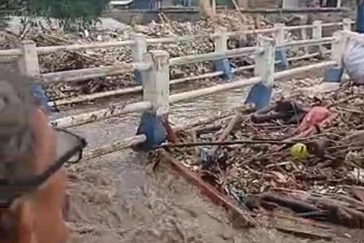 Tanggul penghalang sungai Cigede yang berada si Kampung Lamajang Peuntas, Desa Citeureup, Kabupaten Bandung, Jawa Barat jebol pada Minggu (24/11/2024) sore, akibatnya puluhan rumah di dua RW terdampak