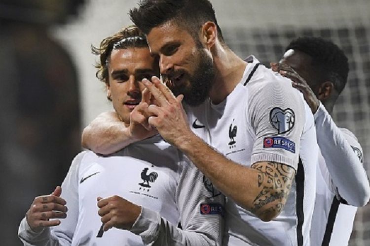 Antoine Griezmann dan Olivier Giroud merayakan gol Perancis ke gawang Luksemburg pada pertandingan Kualifikasi Piala Dunia 2018 zona Eropa, Sabtu (25/3/2017). 