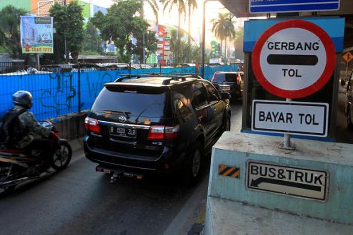 Sepeda motor melintasi tol Jakarta Outer Ring Road (JORR) tanpa transaksi atau gratis di kawasan Cilandak, Jakarta Selatan, Selasa (4/8/2015). Rekayasa lalu lintas mulai pukul 06.00 hingga 09.00 WIB ini dilakukan untuk mengurangi kemacetan di sekitar Cilandak Town Square selama proses pelebaran jalan. KOMPAS IMAGES/KRISTIANTO PURNOMO