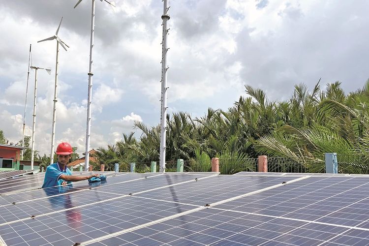 Saefuloh, warga Dusun Bondan, Desa Ujung Alang, Kecamatan Kampung Laut, Kabupaten Cilacap, Jawa Tengah, sedang melakukan perawatan pada panel surya Pembangkit Listrik Tenaga Hybrid (PLTH) di dusun tersebut. Dengan pembangkit listrik tenaga bayu dan surya tersebut, setiap rumah mendapat daya listrik sebesar 500 watt.