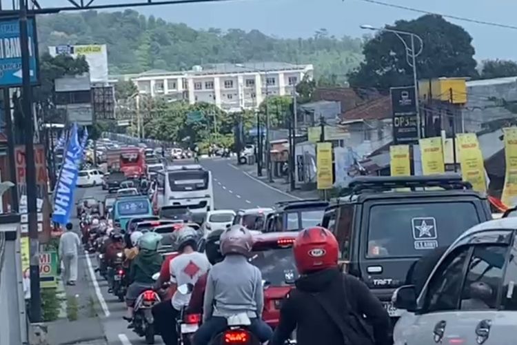 Kepadatan arus lalu lintas terjadi di simpang Bawen Kabupaten Semarang