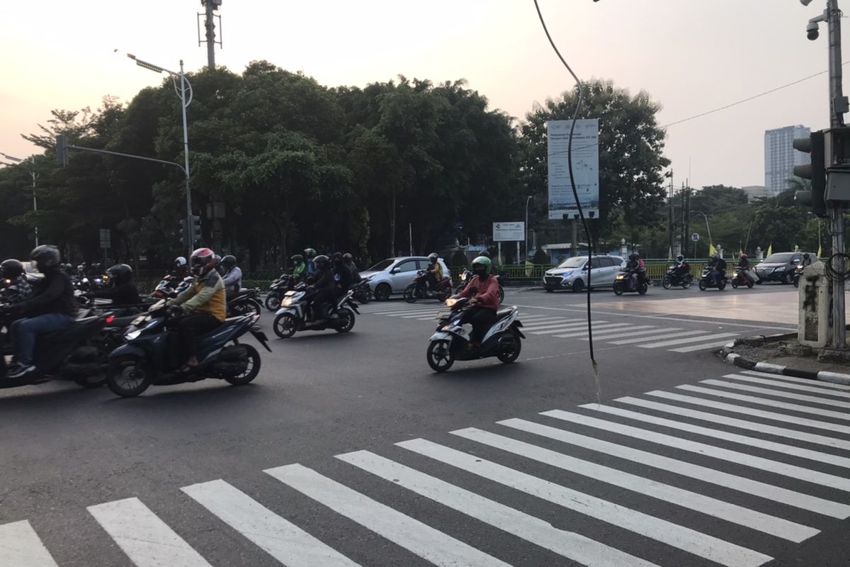 Sebuah kabel di tengah persimpangan Jalan RS Fatmawati, Cilandak Barat, Jakarta Selatan tampak menjuntai hingga ke jalan pada Senin (25/10/2021) sekitar pukul 05.45 WIB.