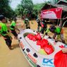 Banyak Korban Banjir Kalsel Bertahan di Rumah, Petugas Bagikan Nasi Bungkus