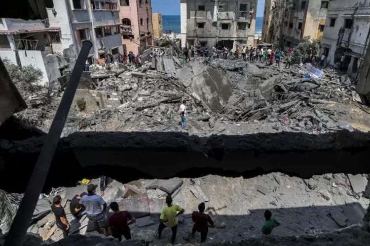 Sejumlah warga Palestina memeriksa reruntuhan bangunan yang runtuh akibat serangan udara Israel di Gaza, 6 Agustus 2022.
