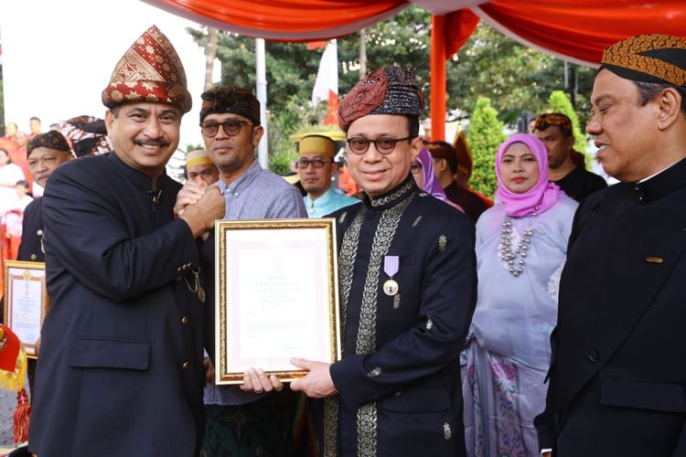 Manajemen Sofyan Hotel menerima penghargaan Satyalencana Kepariwisataan 2018 dari Menteri Pariwisata Arief Yahya, Jumat (18/8/2018).