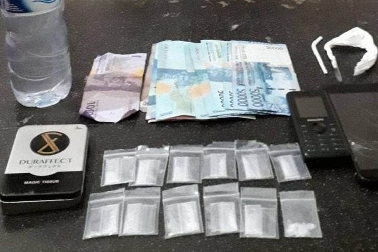Satres Narkoba Polres Palopo mengamankan barang bukti dari DM pengedar narkoba, Senin (12/11/2018)