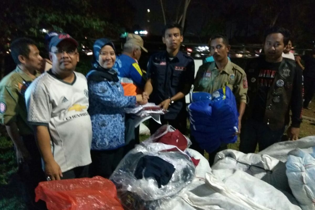 Dinsos DKI serahkan bantuan pangan dan pakaian kepada korban kebakaran di Jakarta Timur. 