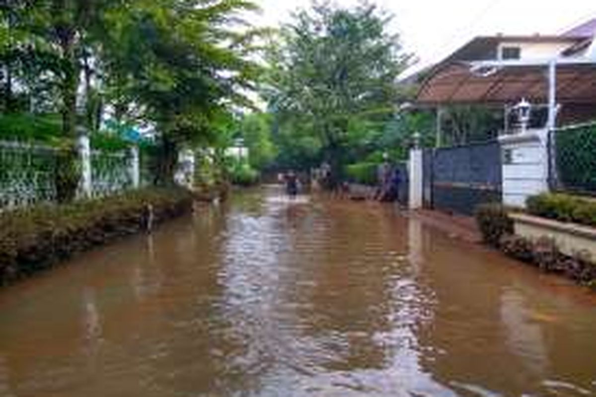 Banjir di Kemang Jaya, Jalan Kemang Selatan VIII, Jakarta Selatan, Minggu (28/8/2016).