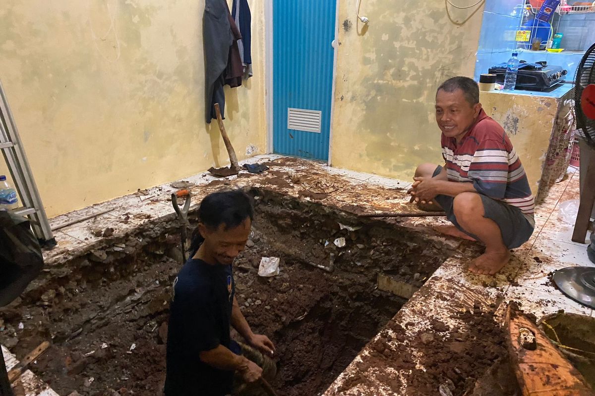 Syarifudin dan Rusin di lokasi kejadian penemuan granat dan peluru di rumah kontrakan Kelurahan Abdijaya, Depok, Sabtu (6/1/2024).