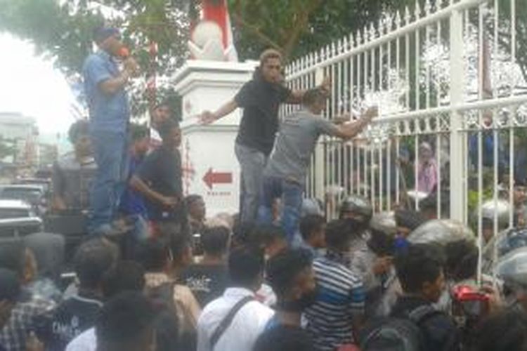 Puluhan mahasisa kabupaten Seram Bagian Timur (SBT) terlibat aksi saling dorong dengan polisi di depan pagar Kantor Gubernur Maluku, JUmat (11/9/2015)