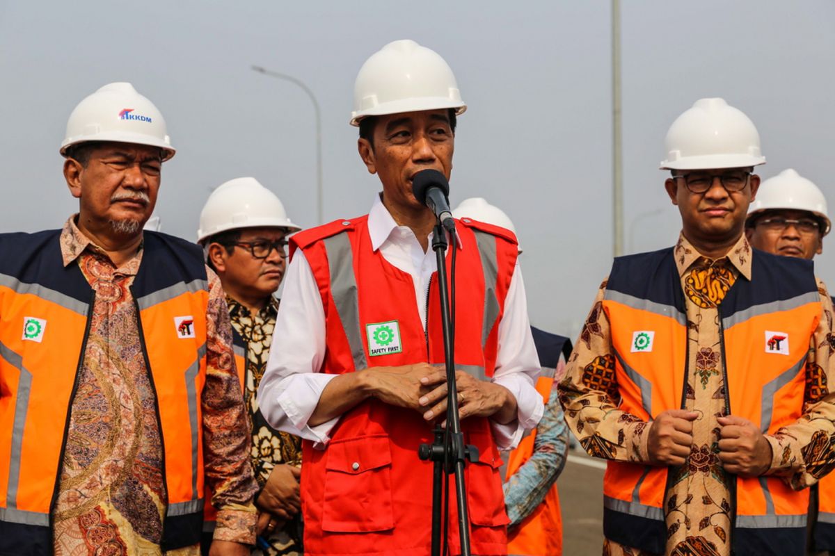 Presiden Joko Widodo memberikan sambutan saat peresmian Tol Bekasi-Cawang-Kampung Melayu (Becakayu) di kawasan Jakasampurna, Bekasi, Jawa Barat, Jumat (3/11/2017). Presiden Joko Widodo meresmikan ruas jalan tol yakni Seksi 1B dan 1C sepanjang 8,26 kilometer yang terbentang dari Cipinang Melayu-Pangkalan Jati-Jakasampurna.