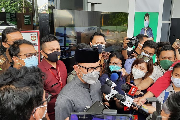 Wali Kota Bogor Bima Arya setelah memberikan kesaksian dalam sidang kasus tes usap palsu Rizieq Shihab di Pengadilan Negeri (PN) Jakarra Timur, Rabu (14/4/2021).