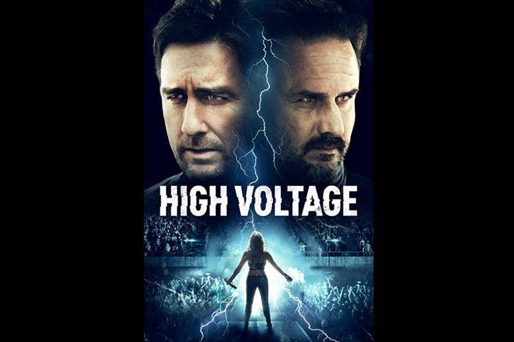 Owen Wilson dan David Arquette dalam film fiksi ilmiah High Voltage (2018).