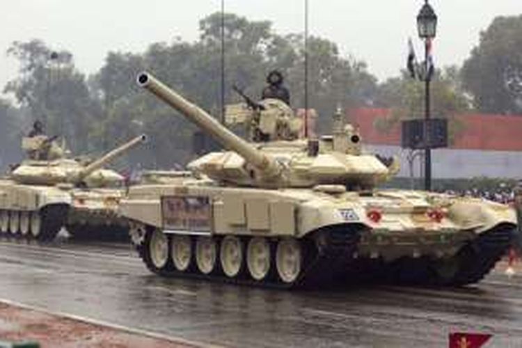 Tank T-72 milik AD India dalam sebuah parade militer. Saat ini terdapat setidaknya 100 unit tank buatan Rusia ini di kawasan pegunungan Ladakh yang berbatasan dengan China.