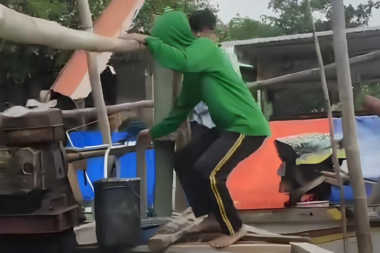 Persiapan Subagiyo menjelang melaut di Perairan Sidoarjo. Ia termasuk nelayan yang resah mendengar kabar ada HGB di laut.