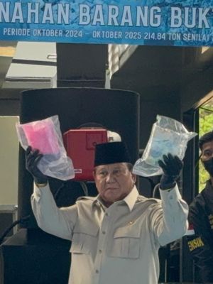 Presiden RI Prabowo Subianto ikut melakukan pemusnahan barang bukti narkoba di Lapangan Bhayangkara, Mabes Polri, Rabu (29/10/2025).