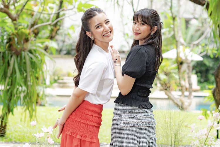 Fita Anggriani (kiri) dan Sheila Dara (kanan) mengenakan koleksi Uniqlo x Cecilie Bahnsen 