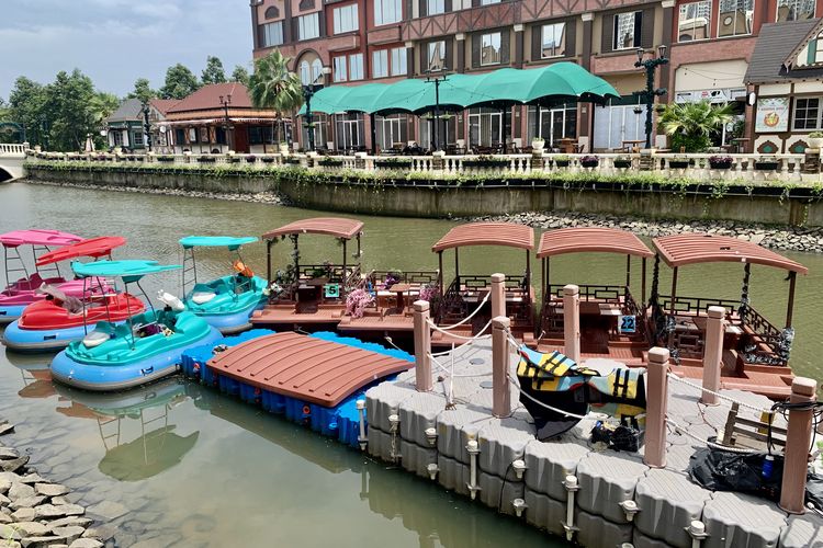 Bernama Kota Belanda alias La Riviera, spot wisata di PIK 2 ini menawarkan pengalaman ala Eropa yang dapat diakses secara gratis, bahkan mudah dijangkau dengan transportasi umum seperti TransJakarta. Foto diambil pada Rabu (4/2/2026).

