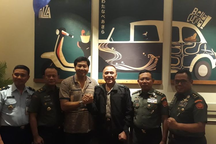 Ketua Steering Committee (SC) Piala Presiden, Maruarar Sirait, saat berdiskusi dengan Iwan Bule di AW Kitchen, Plaza Senayan, Senin (4/11/2019). Hadir pula Wakil Ketua Umum PSSI, Cucu Soemantri. 