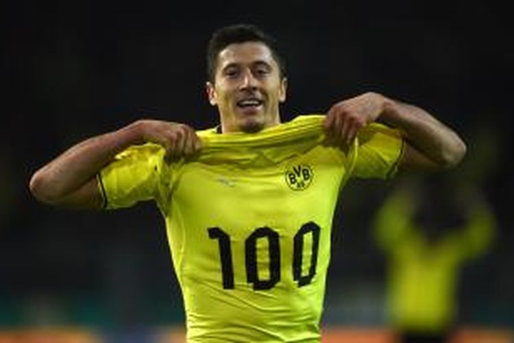 Penyerang Borussia Dortmund Robert Lewandowski merayakan golnya ke gawang Wolfsburg, pada semifinal DFB Pokal, di Hamburg, 15 April 2014. 