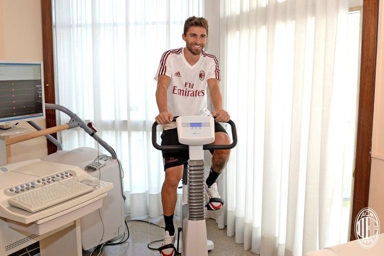 Pemain asal Italia, Fabio Borini, menjalani tes kesehatan di AC Milan pada Kamis (29/6/2017).