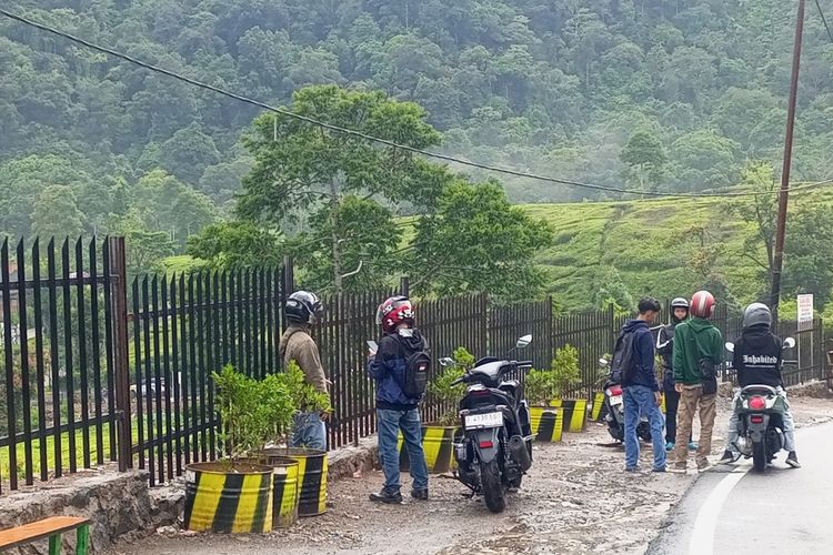 Pagar pembatas besi dibangun di bekas lapak pedagang kaki lima yang dibongkar beberapa bulan lalu di jalur Puncak, Bogor, Jawa Barat, Sabtu (2/11/2024). Pemagaran itu dilakukan sebagai upaya mencegah para pedagang berjualan kembali.