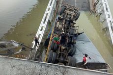 Jembatan Babat-Widang Ambruk, 3 Truk Terjun ke Sungai, Dua Orang Tewas