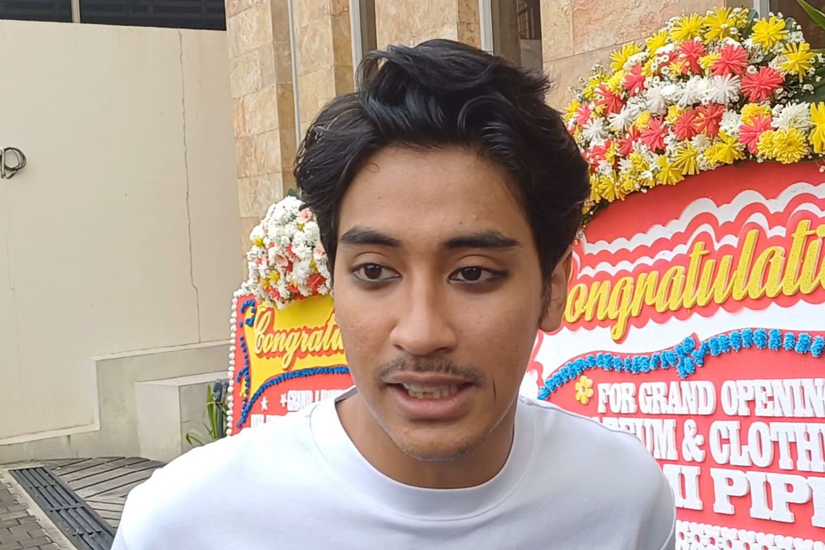 Pesinetron Abidzar Al Ghifari ditemui di acara peluncuran parfum Umi Pipik, di daerah Kemang, Jakarta Selatan, Selasa (3/9/2024).