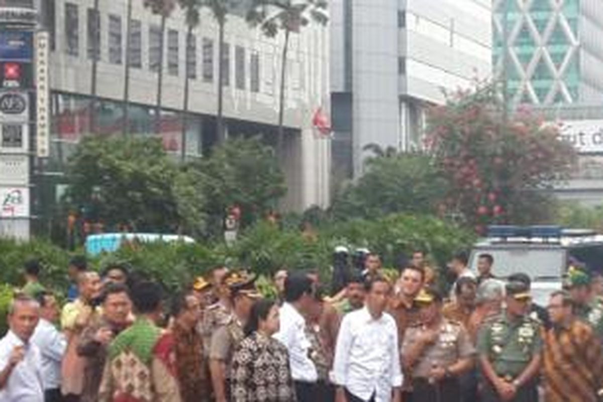 Presiden Joko Widodo meninjau lokasi bom di Sarinah.