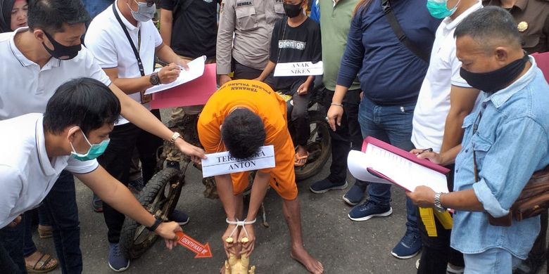 Tersangka  Antoni (27) melakukan reka adegan kasus pembunuhan anak tirinya Niko yang masih berusia 1,8 tahun di Polsek Talang Ubi, Kabupaten Penukal Abab Lematang Ilir (PALI), Sumatera Selatan, Selasa (15/9/2021).