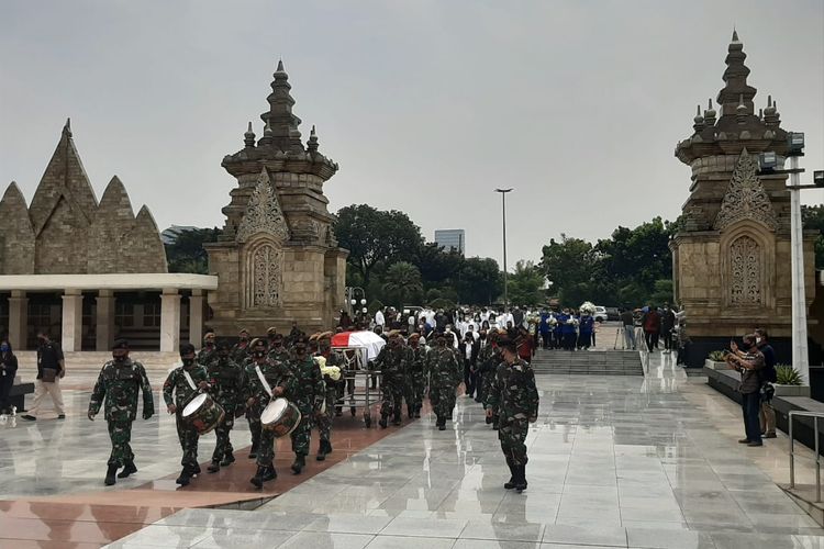 Proses pemakaman Pendiri Kompas Gramedia dan Pemimpin Umum Harian Kompas, Jakob Oetama, di Taman Makam Pahlawan Kalibata, Jakarta Selatan, Kamis (10/9/2020).